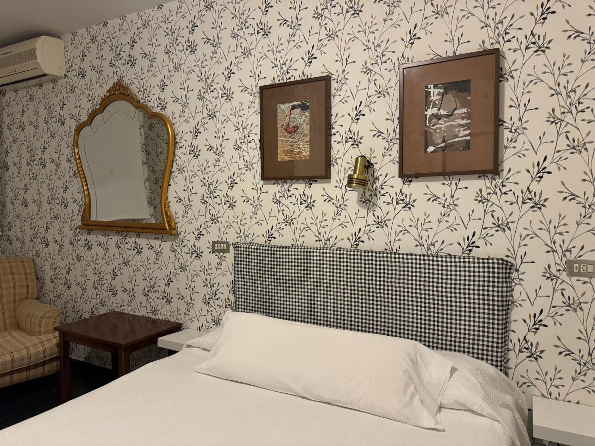 Hostal Pirineos Barbastro Exteriér fotografie